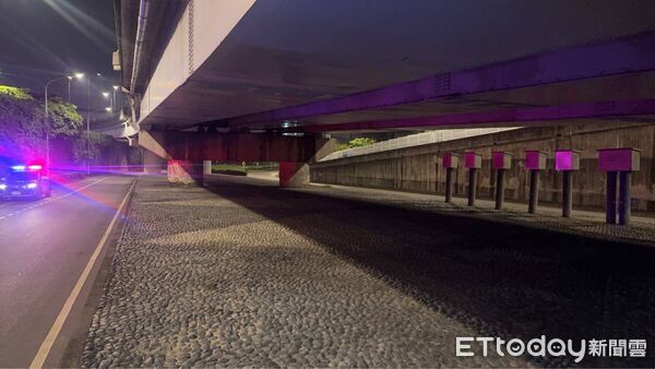 ▲昨晚一名熱心幫助街友的男子，在新北大橋下驚見白骨，警方目前正釐清身分中。（圖／記者陸運陞翻攝）