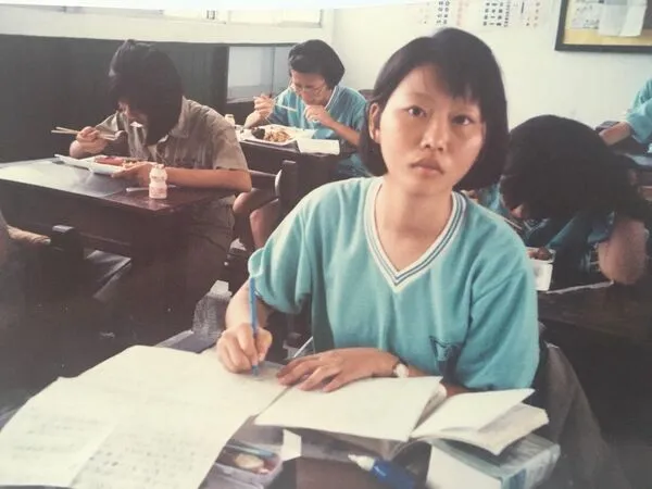 ▲民進黨立委陳亭妃高中時期青澀照曝光。（圖／翻攝自Facebook／陳亭妃）