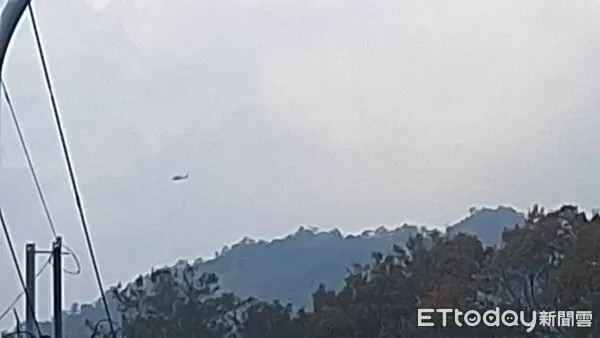 ▲▼一名山友在攀登谷關七雄波津加山時突失去呼吸心跳。台中市消防局接獲通報，派遣空勤直升機前往救援，並將其吊掛下山送醫。             。（圖／記者李陳信得翻攝）