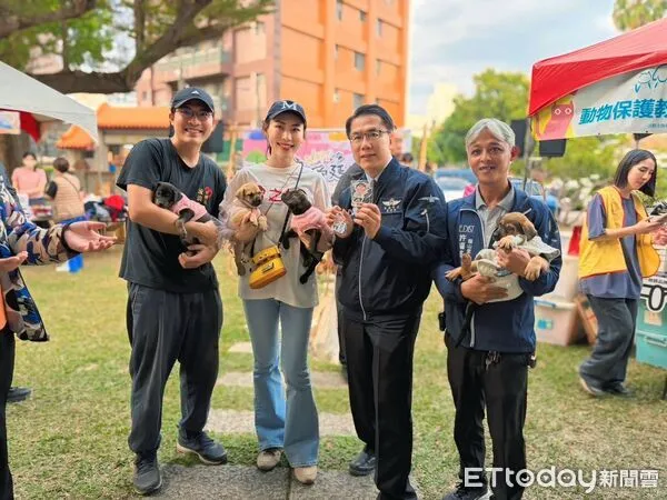 ▲台南舉辦「友善動物『浪』愛延續」活動，結合送養、市集與音樂會，吸引民眾到場支持，市長黃偉哲親自與會。（記者林東良翻攝，下同）
