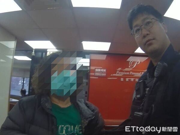 ▲員警說明這是詐騙，並點出關鍵，存簿和提款卡都寄給對方，那應該怎麼領錢。（圖／桃園警分局提供）