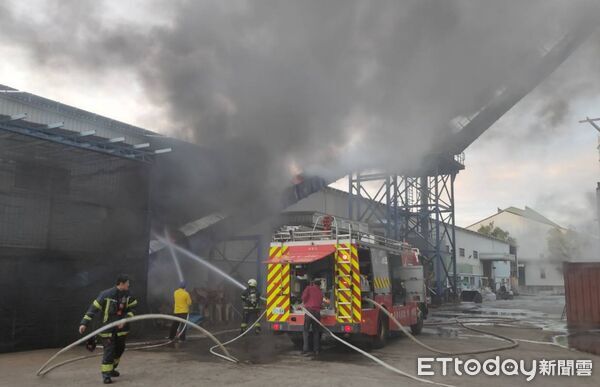 ▲▼永安區一家處理廢木材的工廠發生火警，起火點為燃燒戶外輸送帶上碎木，目前火勢已成功控制，無人受傷或受困。（圖／記者吳世龍翻攝）