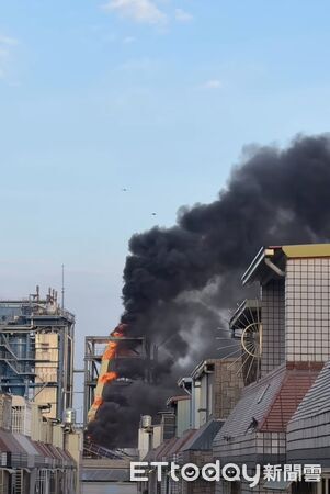 ▲▼永安區一家處理廢木材的工廠發生火警，起火點為燃燒戶外輸送帶上碎木，目前火勢已成功控制，無人受傷或受困。（圖／記者吳世龍翻攝）