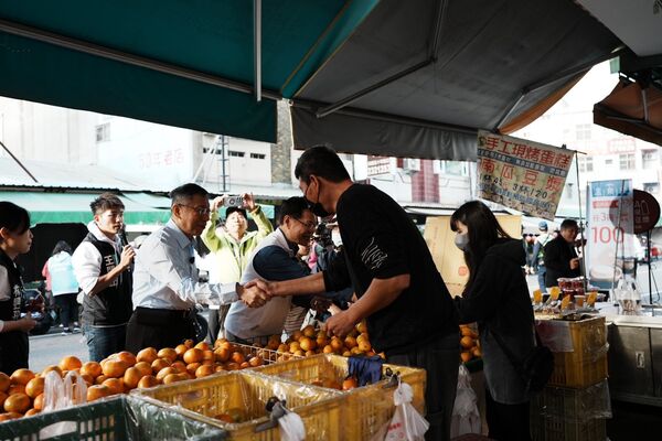 ▲▼柯文哲1月17日陪同民眾黨立委張啓楷在嘉義市掃街拜票並受訪。（圖／民眾黨提供）