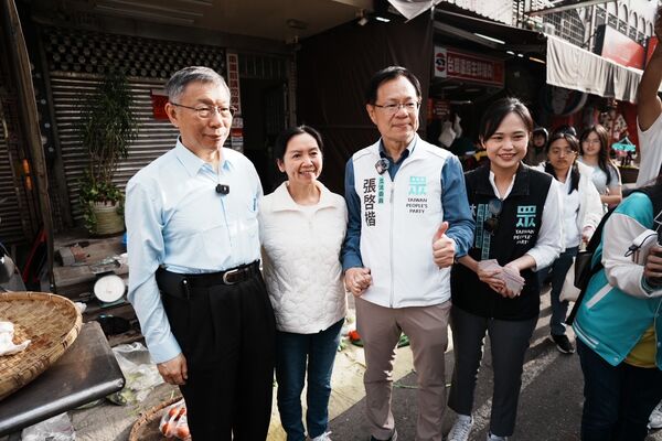 ▲▼柯文哲1月17日陪同民眾黨立委張啓楷在嘉義市掃街拜票並受訪。（圖／民眾黨提供）