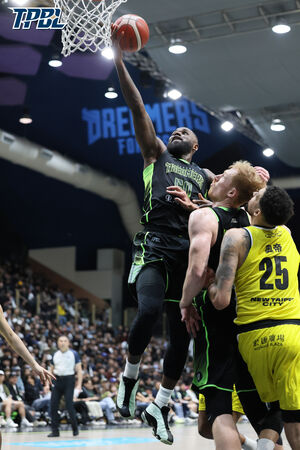 ▲夢想家班提爾、蔣淯安、張宗憲，國王杰倫。（圖／TPBL職籃提供）