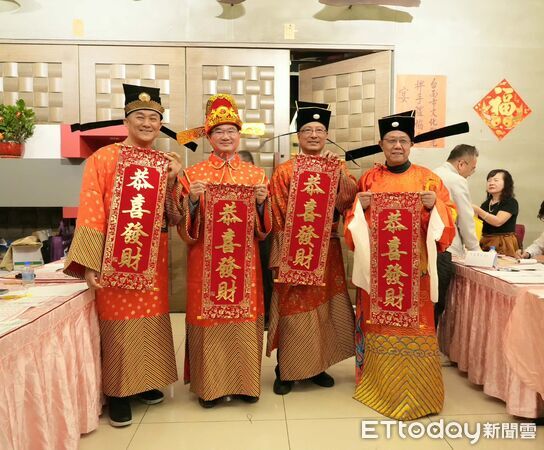 ▲台南市文化觀光伴手禮產業發展協會完成第8屆理監事選舉，理事長張慶鐘（中）成功連任。（記者林東良翻攝，下同）