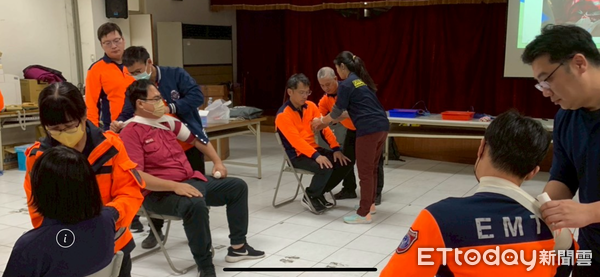 ▲台南市消防局第一救災救護大隊辦理義消EMT-1複訓，導入AHA 2025最新版救護指引。（記者林東良翻攝，下同）