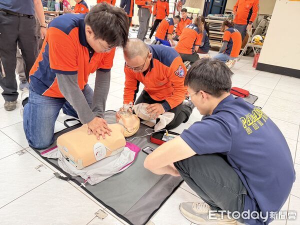 ▲台南市消防局第一救災救護大隊辦理義消EMT-1複訓，導入AHA 2025最新版救護指引。（記者林東良翻攝，下同）