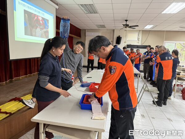 ▲台南市消防局第一救災救護大隊辦理義消EMT-1複訓，導入AHA 2025最新版救護指引。（記者林東良翻攝，下同）