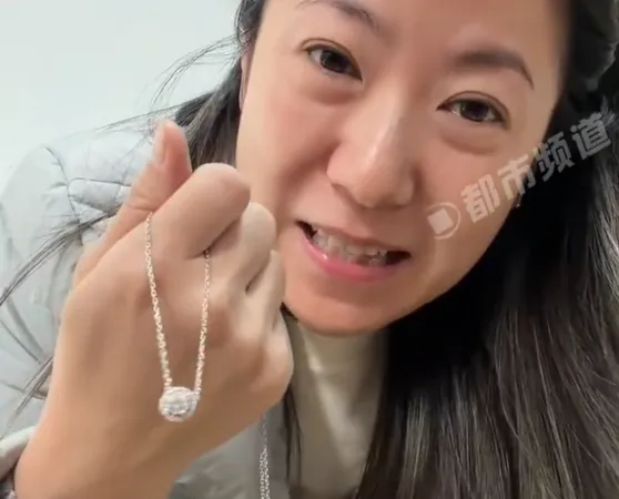 ▲廣東女子自嘲鑽石項鍊賣不掉。（圖／翻攝自微博）