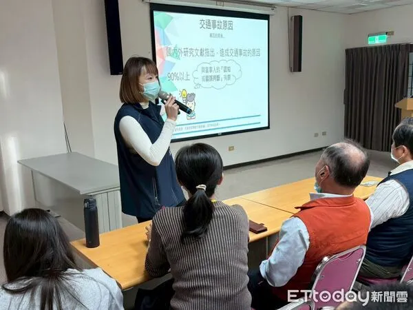 ▲台南市交警大隊前往高雄榮民總醫院台南分院，透過案例影片向員工宣導交通安全觀念。（記者林東良翻攝）