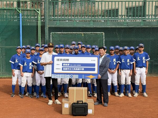 ▲教士蘇嵐鴻回饋母校高雄市三民高中。（圖／展逸國際提供）