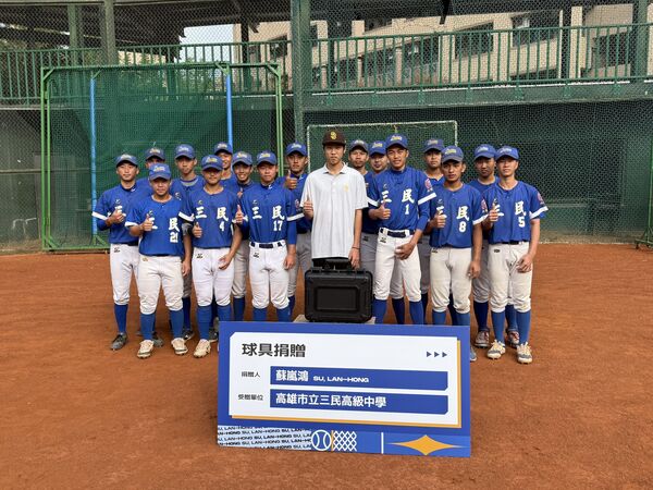 ▲教士蘇嵐鴻回饋母校高雄市三民高中。（圖／展逸國際提供）