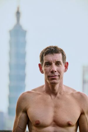 ▲攀岩家艾力克斯霍諾德（Alex Honnold），將挑戰徒手攀登「台北101」。（圖／Netflix提供）