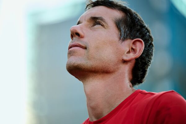 ▲攀岩家艾力克斯霍諾德（Alex Honnold），將挑戰徒手攀登「台北101」。（圖／Netflix提供）