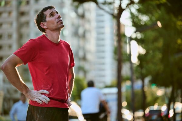 ▲攀岩家艾力克斯霍諾德（Alex Honnold），將挑戰徒手攀登「台北101」。（圖／Netflix提供）