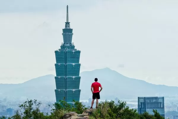 ▲攀岩家艾力克斯霍諾德（Alex Honnold），將挑戰徒手攀登「台北101」。（圖／Netflix提供）