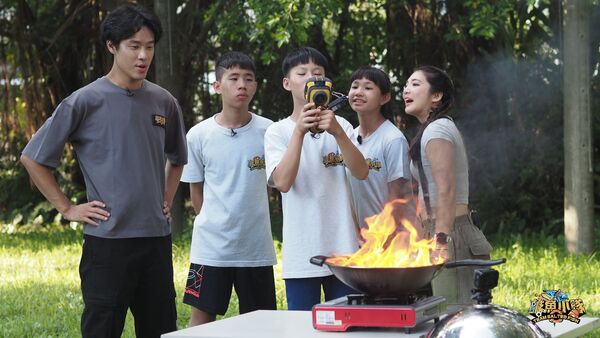 ▲《鹹魚小隊》第二季特映會，主持人胡子（左起）、嚴八、宇宙與親子相見歡。。（圖／小公視）