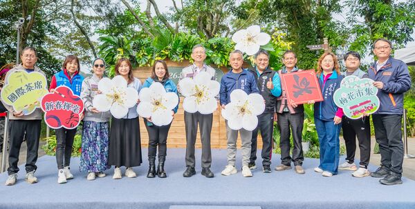 ▲桃園市副市長王明鉅今日前往復興區出席「2026角板山行館園區梅花季」，與復興區長蘇佐璽、市議員與局處長們主持開幕式。（圖／市府新聞處提供）