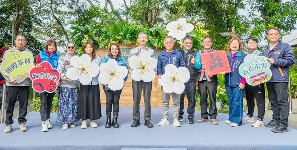 ▲桃園市副市長王明鉅今日前往復興區出席「2026角板山行館園區梅花季」，與復興區長蘇佐璽、市議員與局處長們主持開幕式。（圖／市府新聞處提供）