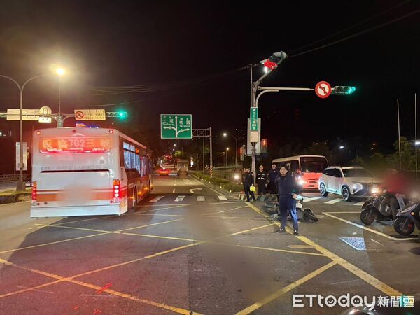 ▲▼新北市三峽區晚間發生死亡車禍。（圖／記者陸運陞翻攝）