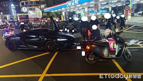 ▲▼▲麥拉倫McLaren GT跑車左轉加油，與機車外送員發生碰撞。（圖／記者邱中岳翻攝）