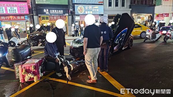 快訊／千萬麥拉倫GT跑車左轉加油　他送炸雞慘被撞倒地