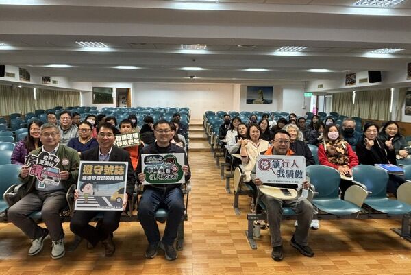 ▲龜山警走進世紀綠能工商宣導安全用路觀念