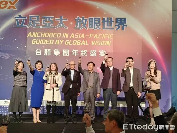 ▲台驊控股創辦人顏益財(右四)帶領集團高階敬酒。（圖／記者張佩芬攝）