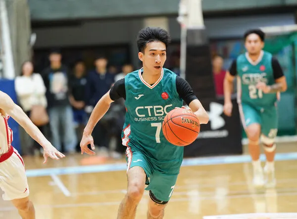 ▲中信學院張俊生上演驚天飛扣。（圖／大專體總提供）