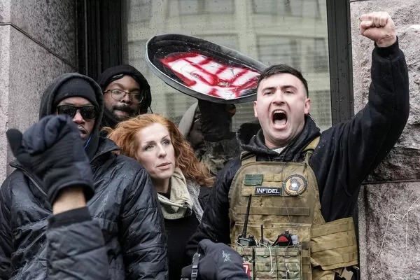 ▲▼佛州參議院共和黨籍參選人朗恩（Jake Lang）在明尼蘇達州抗議現場遭攻擊。（圖／路透）