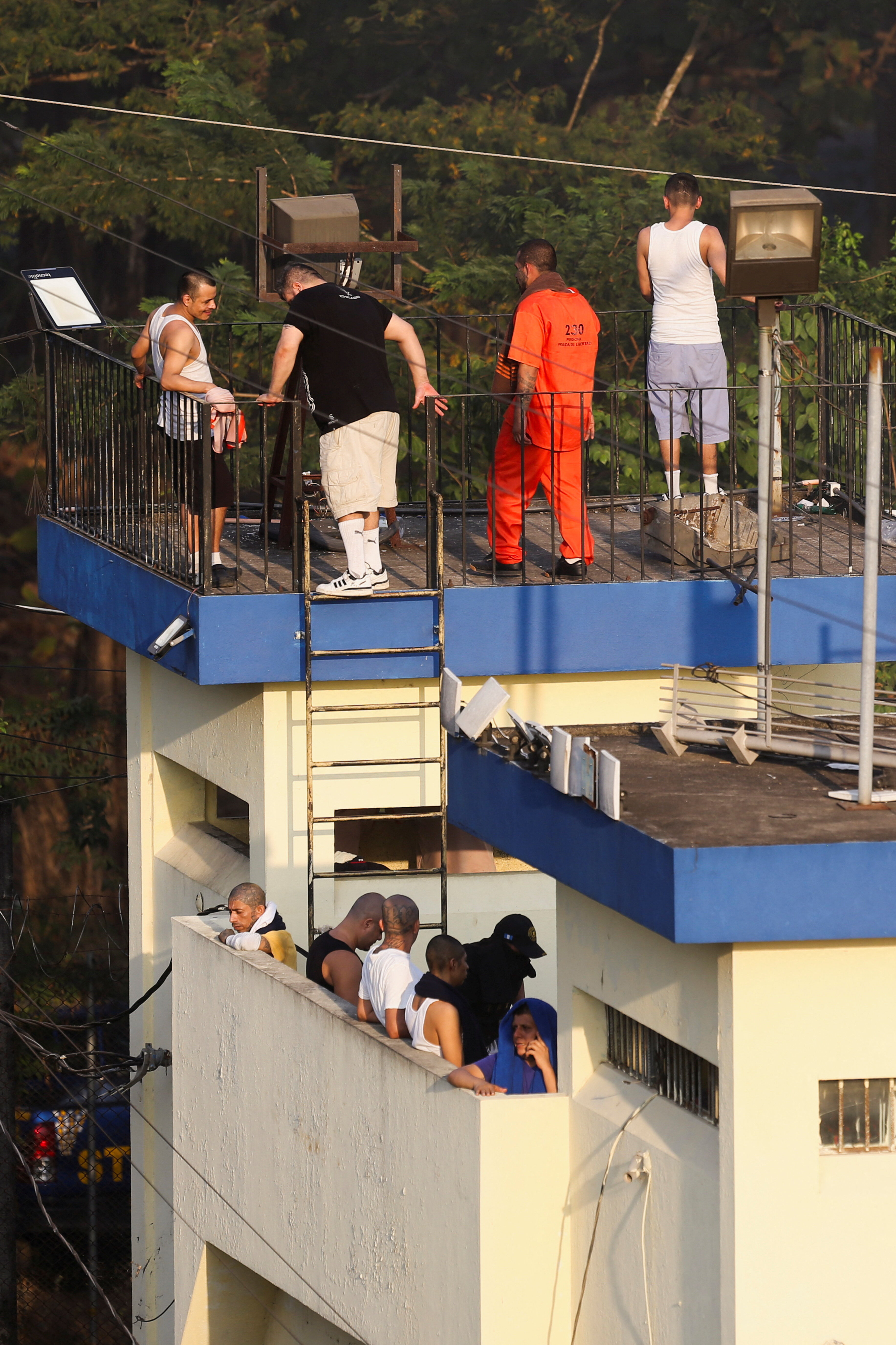 ▲▼ 瓜地馬拉監獄暴動，囚犯劫持人質。圖為Renovacion 1監獄囚犯聚集在監控塔上。（圖／路透）