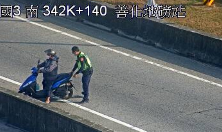 ▲▼    國道3號南向345公里（新化系統路段）機車逆向行駛         。（圖／記者林東良翻攝）