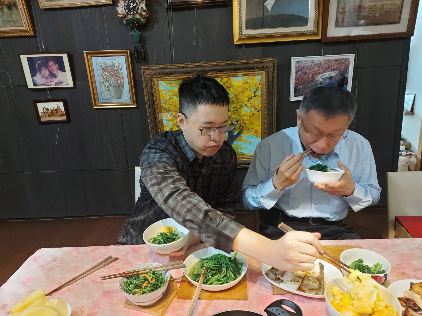 ▲▼陳佩琪分享兒子柯傅堯與柯文哲一同吃飯的畫面。（圖／翻攝臉書／陳佩琪）