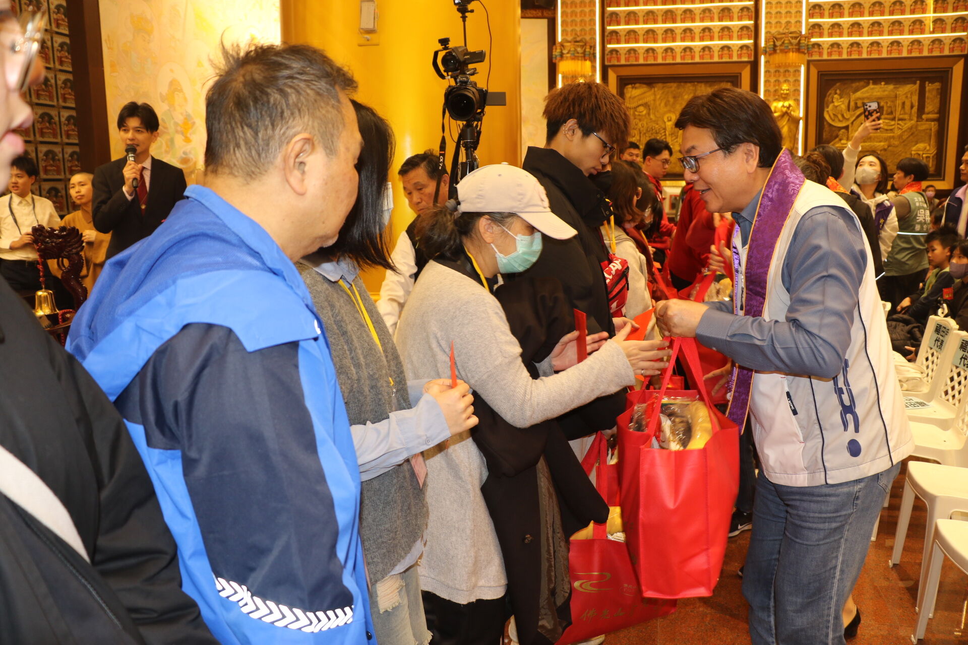 ▲佛光山金光明寺寒冬送暖12年。（圖／新北市社會局提供）