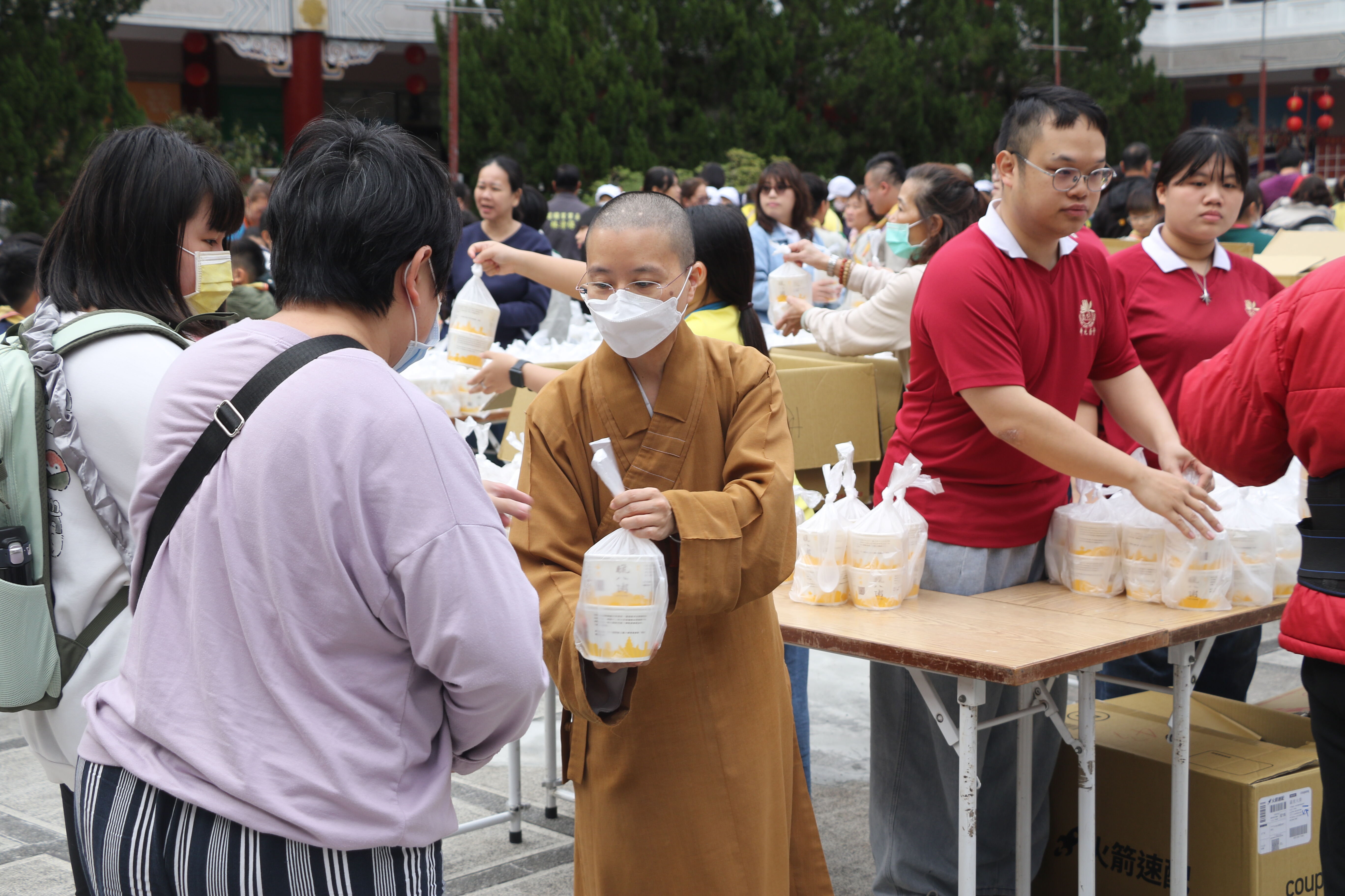 ▲佛光山金光明寺寒冬送暖12年。（圖／新北市社會局提供）