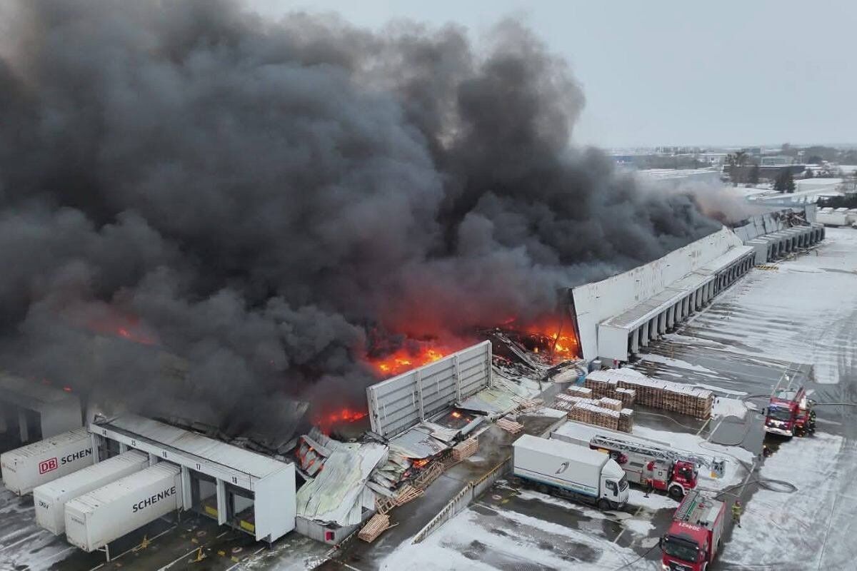 ▲▼波蘭倉庫燒毀。（圖／翻攝X）