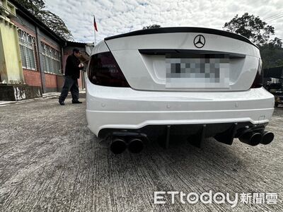 賓士豪車「4出尾管排氣管」炸街!聲浪飆123分貝 遭警攔檢吞罰單