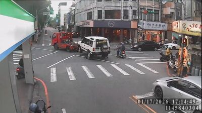 宜蘭休旅車遭拖吊「中途脫鉤」撞柱　車主超淡定還讚警有禮貌