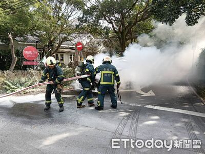 快訊／陽明山火燒車！緊鄰美國渡假村　女駕駛與乘客及時逃生