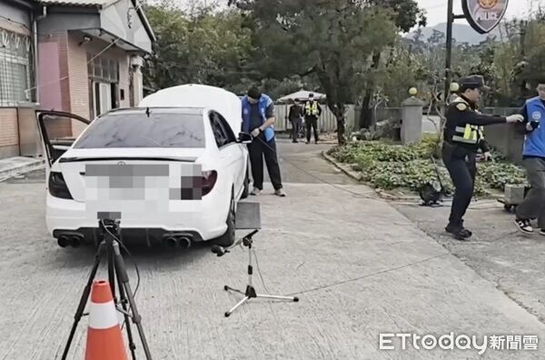 ▲▼白色賓士跑車因4出尾管排氣聲浪過於刺耳，引起員警注意。經以分貝儀實測，噪音高達123分貝，超過法定標準45分貝。（圖／大溪警分局提供）