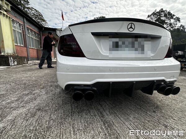 ▲▼白色賓士跑車因4出尾管排氣聲浪過於刺耳，引起員警注意。經以分貝儀實測，噪音高達123分貝，超過法定標準45分貝。（圖／大溪警分局提供）