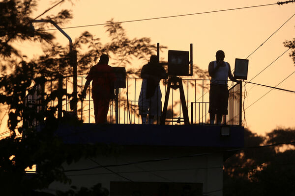 ▲▼ 瓜地馬拉監獄暴動，囚犯劫持人質。圖為Renovacion 1監獄囚犯聚集在監控塔上。（圖／路透）