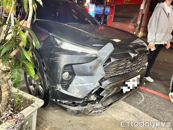 ▲▼新北中和77歲翁感冒頭暈，開車左轉自撞柱子。（圖／記者陳以昇翻攝）