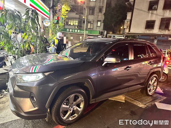 ▲▼新北中和77歲翁感冒頭暈，開車左轉自撞柱子。（圖／記者陳以昇翻攝）