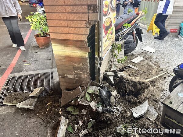 ▲▼新北中和77歲翁感冒頭暈，開車左轉自撞柱子。（圖／記者陳以昇翻攝）