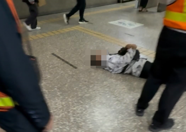 ▲▼    男子沒出示車票被請下車，之後直接躺在新營站地上         。（圖／allen_0929授權提供）