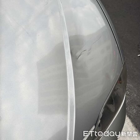 ▲▼土城男情緒失控丟熱水壺下樓砸車。（圖／記者陳以昇翻攝）