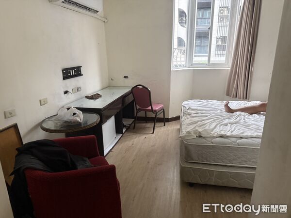 ▲▼土城男情緒失控丟熱水壺下樓砸車。（圖／記者陳以昇翻攝）